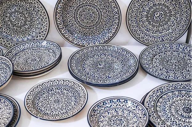 Artisan céramiste ouzbek dans son atelier