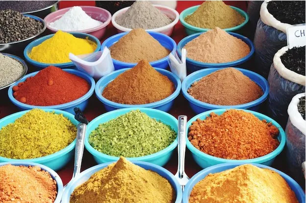 Épices et fruits secs au bazar Chorsu de Tachkent