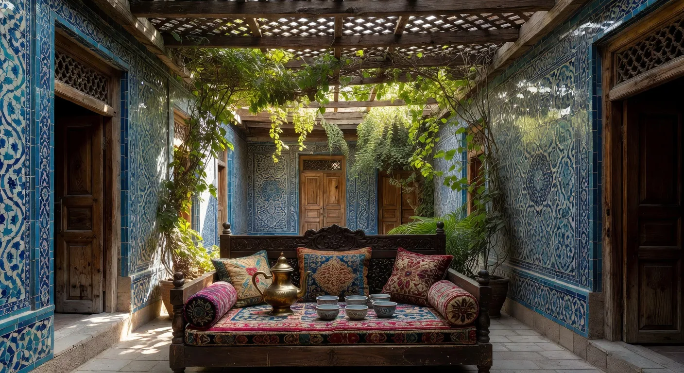Cour intérieure ombragée d'un boutique-hôtel à Boukhara