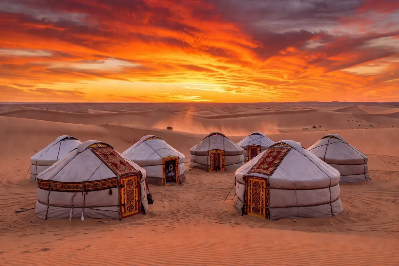 Camp de yourtes dans le désert du Kyzylkoum au coucher de soleil