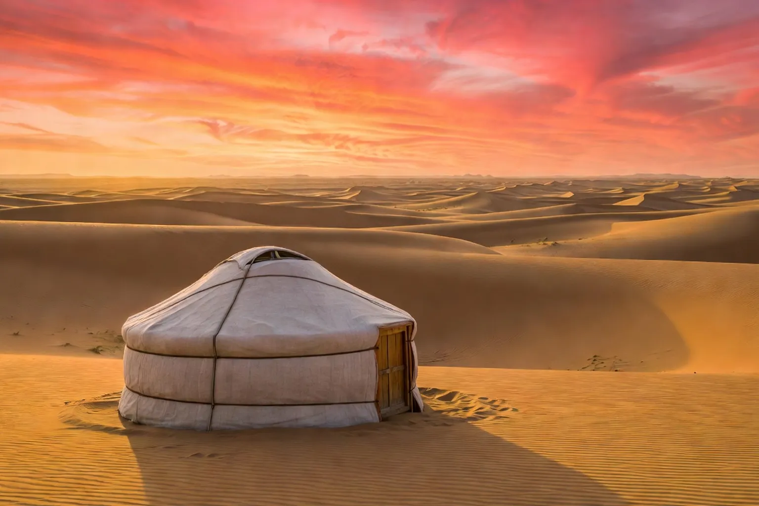 Coucher de soleil sur le désert Kyzylkoum avec yourte traditionnelle au premier plan, dunes dorées