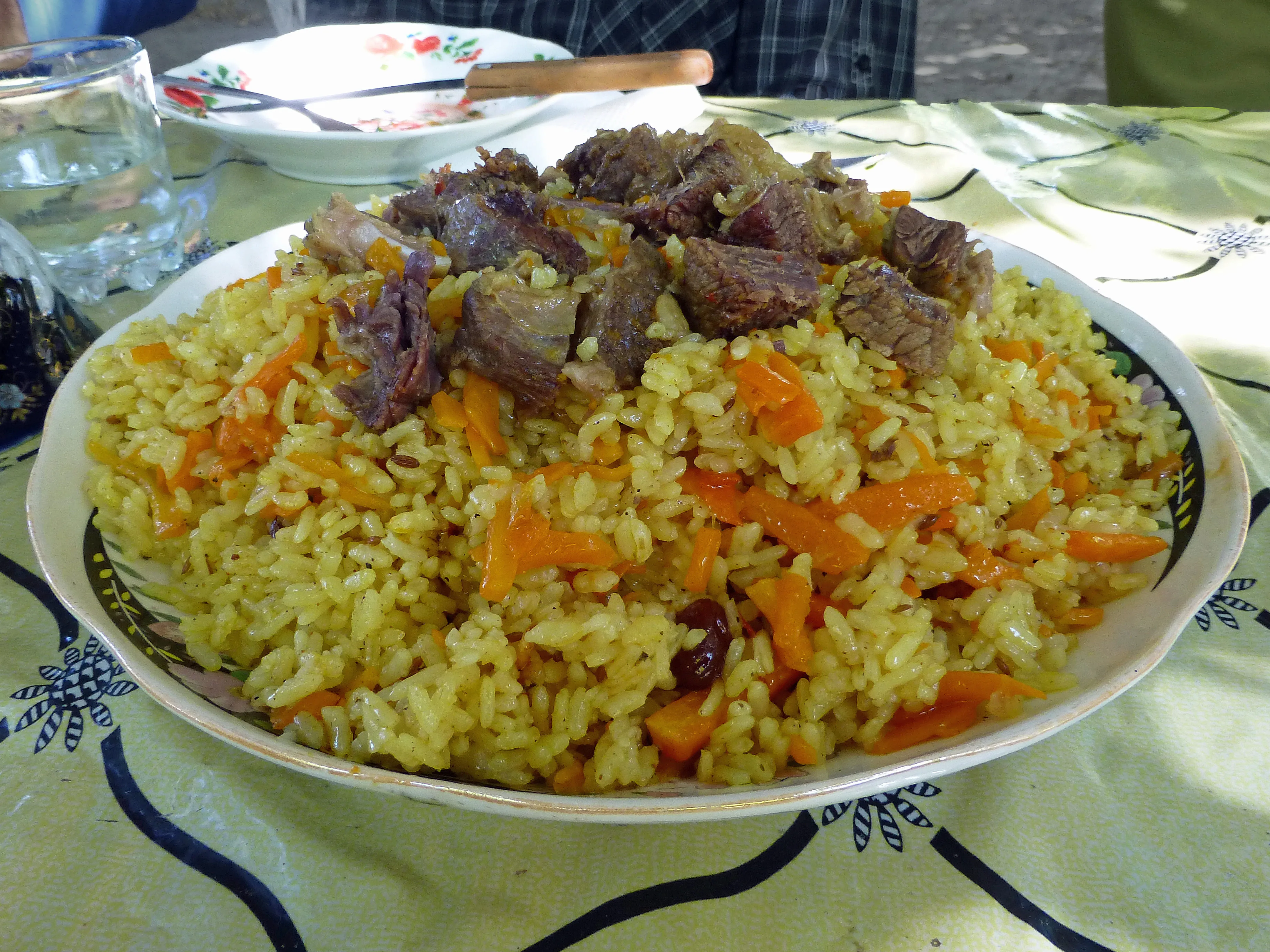Plov ouzbek traditionnel servi dans un grand plat